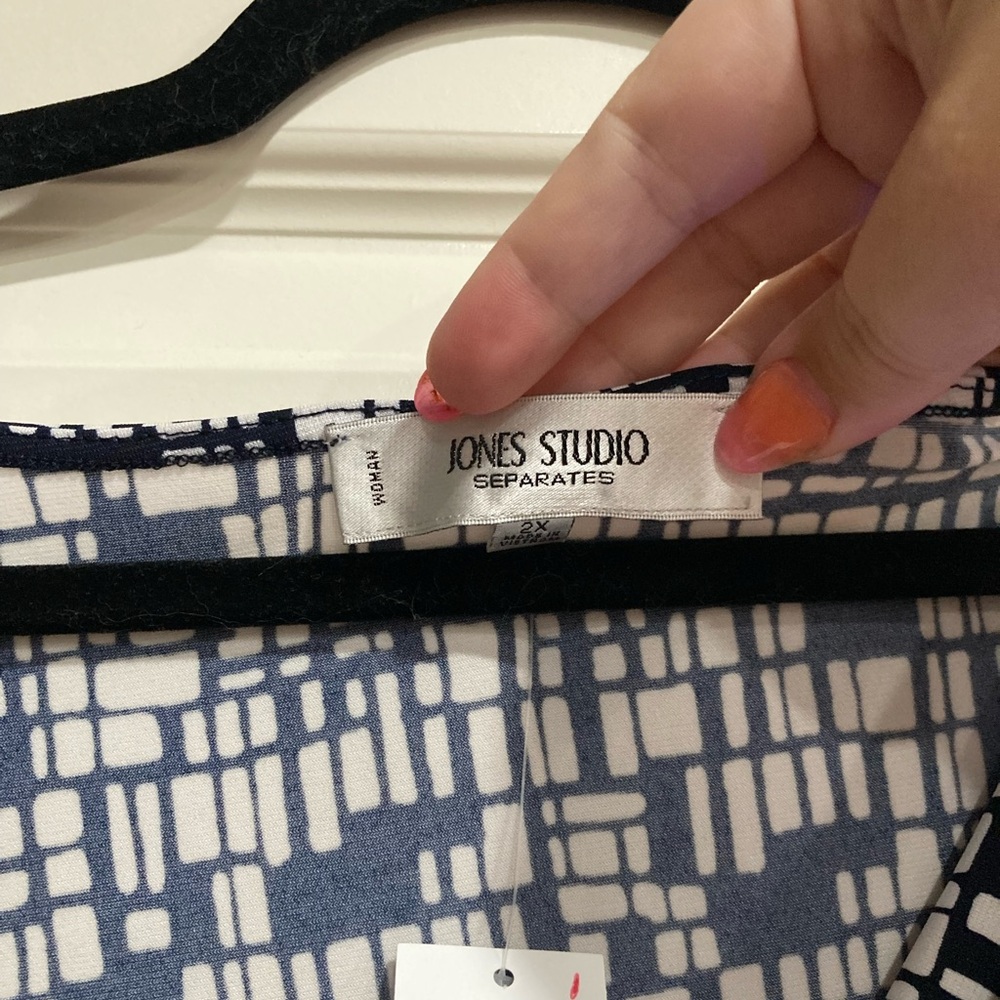 Jones Studio Navy and White Patterned Blouse - Picture 3 of 4